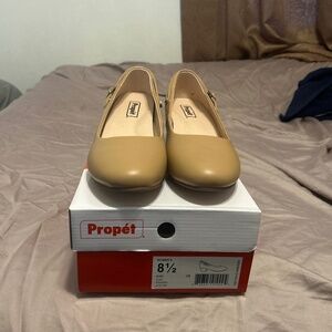 Propet Womans 8.5 wide shoe